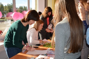 Специалисты ГБУЗ СОКОД провели акцию в рамках Всемирного месяца борьбы против рака груди в Самарской областной универсальной библиотеке