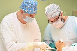 Самарские онкологи впервые провели операцию по эндопротезированию плечевого пояса